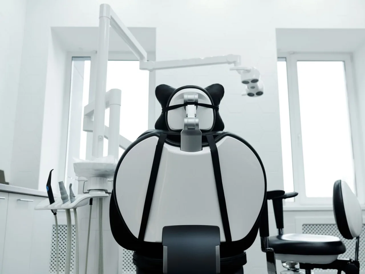 Habibler Clinic tedavi odası — ünit ve pencere ışığı